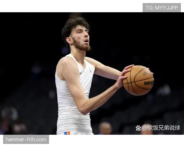 切特·霍姆格伦无球跑动拉开空间，改变雷霆内线进攻结构